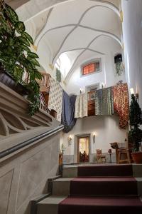 eine Treppe in einem Gebäude mit einem Haufen Pflanzen in der Unterkunft Gotikhotel Frenzelhof in Görlitz