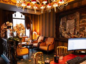 a room with chairs and a desk with a computer at La Villa Royale in Paris