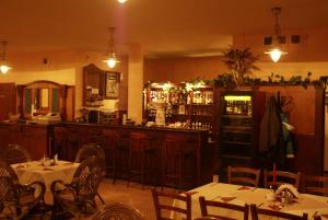 a restaurant with tables and chairs and a bar at Hotel Twardowski in Głogoczów