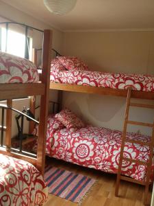 Tempat tidur susun dalam kamar di Horcon Condominio CAUCAU