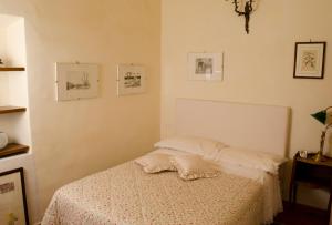 フィレンツェにあるCapponi apartmentのベッドルーム1室(白い毛布付きのベッド1台付)