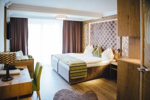 A bed or beds in a room at Wellnesshotel Aumühle