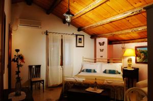ピアッツァ・アルメリーナにあるLa Casa sulla Collina d'Oroの木製の天井のベッドルーム1室(ベッド1台付)