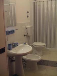 Vannas istaba naktsmītnē B&B CARAVAGGIO SIRACUSA -200 Metres from Ortigia-