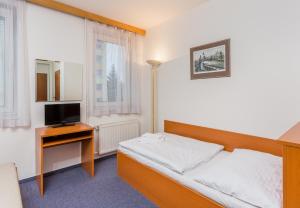 Postel nebo postele na pokoji v ubytování Hotel Astra + 37 fotografií