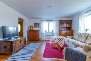 a living room with a couch and a table at KRO803-Haeradsbaeck-Ellagoelshult-4 in Häradsbäck