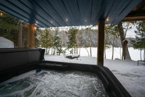 a hot tub in a tent in the snow at Spa by Lake Edja - Chalet Yellow Mellow in Messines