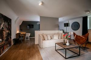 a living room with a white couch and a table at Kasteeltje Hattem in Roermond