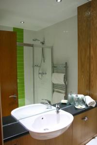 A bathroom at Brennan Court Guest Accommodation