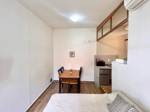 a small room with a table and a kitchen at Habitacion olas altas in Mazatlán