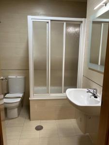 a bathroom with a toilet and a sink at Hostal Jijones in Villarrubia de los Ojos