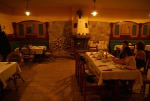 Reštaurácia alebo iné gastronomické zariadenie v ubytovaní Hotel Twardowski