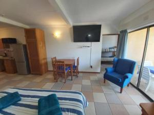 a room with a bed and a table and chairs at Crayfish Inn no5 in Ramsgate