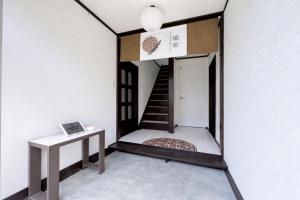 a small house with a staircase in the middle of a room at 椴松 l フルリフォーム l 貸切の一軒家 l 千歳空港まで30分 l Todomatsu in Yuni