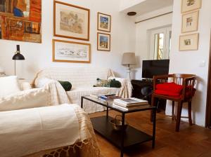 a living room with a couch and a table at Monte das Andorinhas Alentejo in Montemor-o-Novo