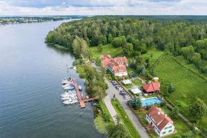 - une vue aérienne sur une maison et des bateaux dans un port dans l'établissement Amax Boutique Hotel, à Mikołajki