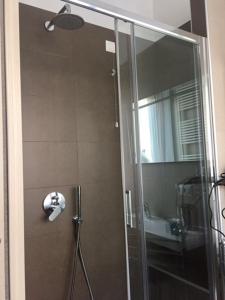 La salle de bains est pourvue d'une douche avec une porte en verre. dans l'établissement B&B Bruna, à Florence