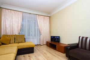 a living room with a couch and a television at ApartLux Serpukhovskaya in Moscow