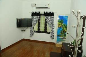 TV a/nebo společenská místnost v ubytování Marari Neena Beach homestay