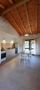 a kitchen with a table and chairs in a room at Casa de Campo Roca - Exclusivo para Parejas in Villa Cura Brochero