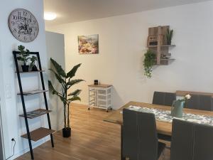 a living room with a dining room table and a dining room at Sorinas Home - Comfortable Apartment near Graz - Free Parking in Berndorf