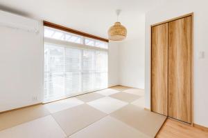 an empty room with a door and a window at Itoshima Private Villa 4LDK 4-Bedroom in Itoshima