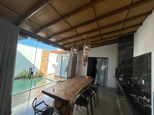 a dining room with a wooden table and chairs at Casa Green Ville in Prado
