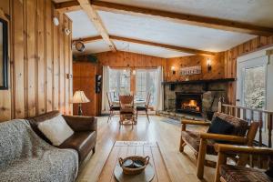 a living room with a couch and a fireplace at Charme-Nord in Sainte-Agathe-des-Monts