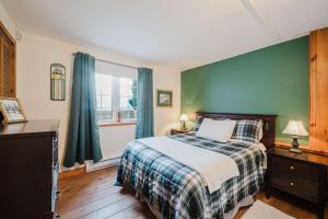 a bedroom with a bed and a window at Charme-Nord in Sainte-Agathe-des-Monts +16 photos