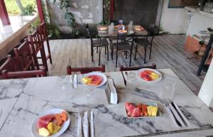 a table with plates of fruit on top of it at Cabinas ensueños in Tortuguero
