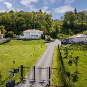 a driveway leading to a house on a farm at Hills Cottage Holiday Homes in Gränna