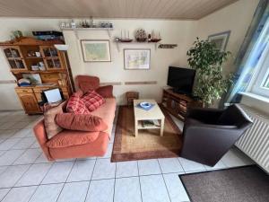 a living room with a couch and a tv at Friesenhus in Butjadingen