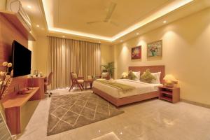ein Schlafzimmer mit einem Bett und einem Tisch darin in der Unterkunft Dwellr Luxury Stays - Golf Course Road in Gurgaon + 78 Fotos