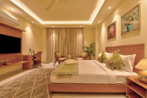 ein Schlafzimmer mit einem großen Bett und einem Schreibtisch in der Unterkunft Dwellr Luxury Stays - Golf Course Road in Gurgaon