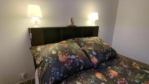 a bed with two lamps on top of it at Apartament Pola in Piła
