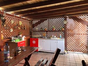 eine Küche mit Tisch und Arbeitsfläche in einem Zimmer in der Unterkunft Casa EVY in Eforie Nord