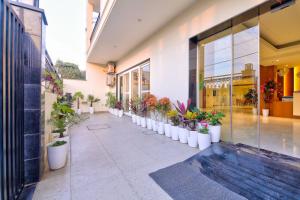 ein Gebäude mit vielen Topfpflanzen in der Unterkunft Dwellr Luxury Stays - Golf Course Road in Gurgaon