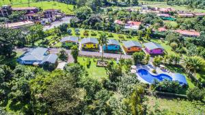 una vista aérea de un complejo con piscina en Hotel Villas Vilma en Fortuna