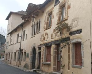 an old building on the side of a street at Charmant studio - Centre historique de Crémieu in Crémieu +3 photos