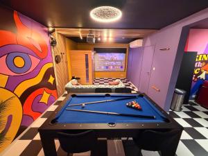 a room with a pool table and a painting at Capsule illusion - Switch 2 - Mons Centre in Mons