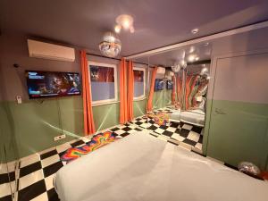 a room with a checkered floor and a bed at Capsule illusion - Switch 2 - Mons Centre in Mons