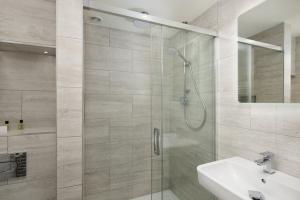 a bathroom with a shower and a sink at The Cricket Inn in Kingsbridge