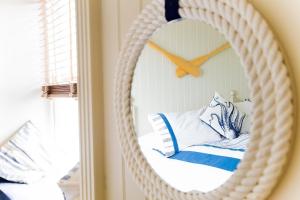 a mirror in a room with blue and white pillows at The Cricket Inn in Kingsbridge