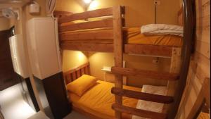 Palanda nebo palandy na pokoji v ubytování On Board Hostel