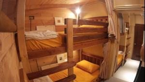 On Board Hostel tesisinde bir ranza yatağı veya ranza yatakları