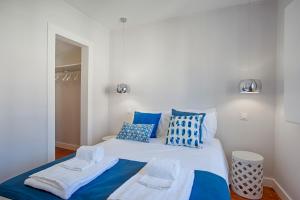 een slaapkamer met een bed met handdoeken erop bij BmyGuest - Lisbon Inner Bairro Alto in Lissabon