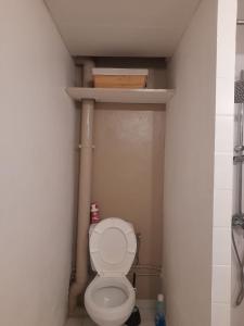 a bathroom with a white toilet in a room at Studio Piscine à Saint-Gilles prés des plages in L'Ermitage-Les-Bains