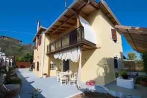 a house with a balcony and a table and chairs at Rodi House in Lygia