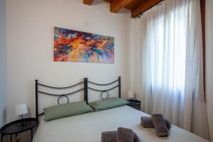 a bedroom with a bed and a painting on the wall at la promenade in Vicenza