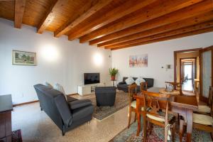 a living room with a table and a couch at la promenade in Vicenza